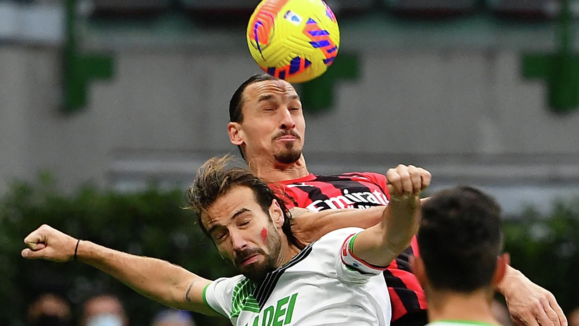 AC Milan's Swedish forward Zlatan Ibrahimovic heads the ball next to Sassuolo's Italian defender Gian Marco Ferrari during the Italian Serie A football match AC Milan vs Sassuolo at the San Siro stadium in Milan on November 28, 2021. (Photo by Isabella BONOTTO / AFP) - РИА Новости, 1920, 28.11.2021