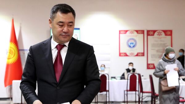 Президент Садыр Жапаров голосует на избирательном участке №1053 в селе Чон-Арык во время парламентских выборов в Кыргызстане