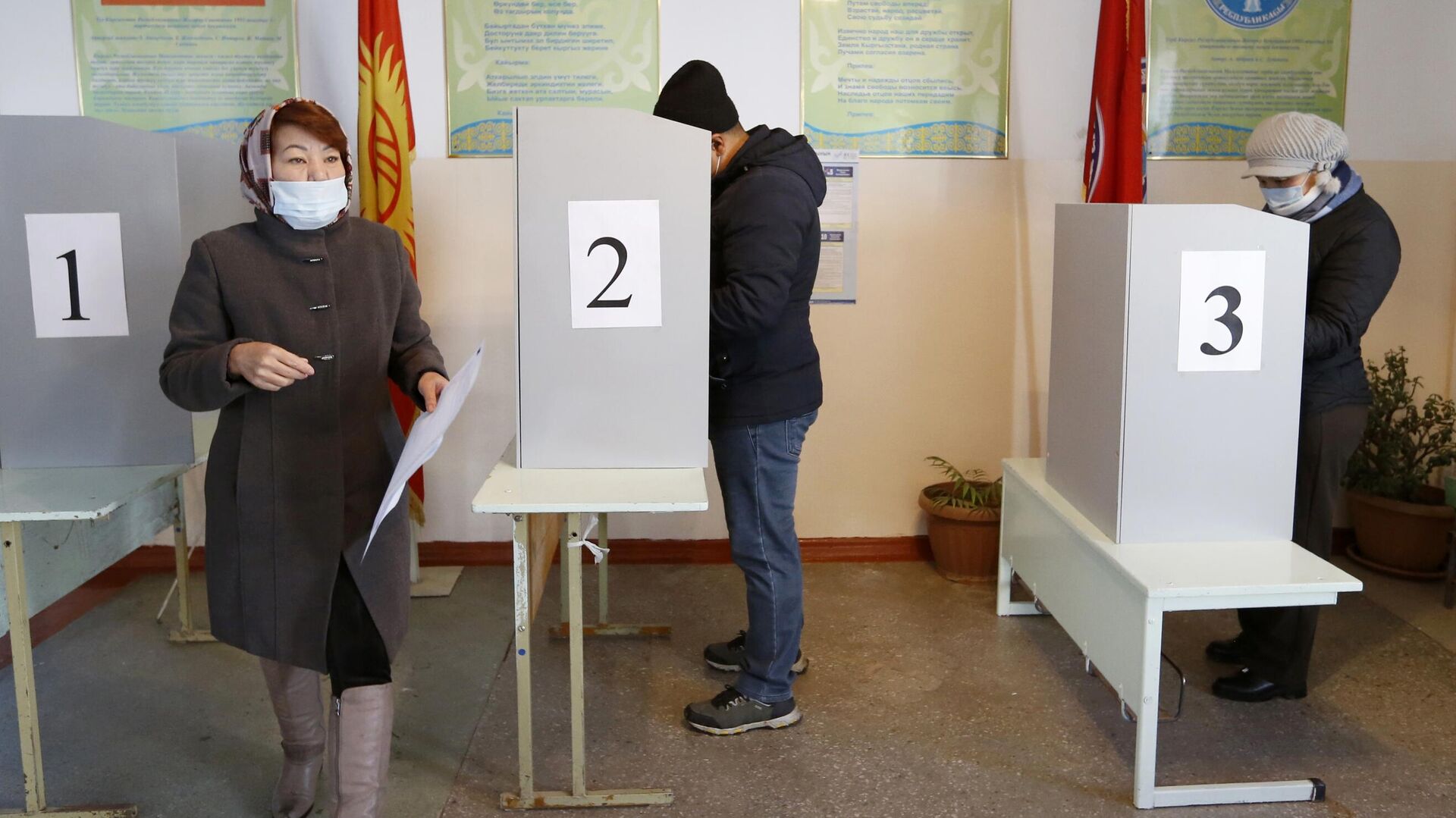Люди голосуют на избирательном участке во время парламентских выборов в Кыргызстане - РИА Новости, 1920, 29.11.2021