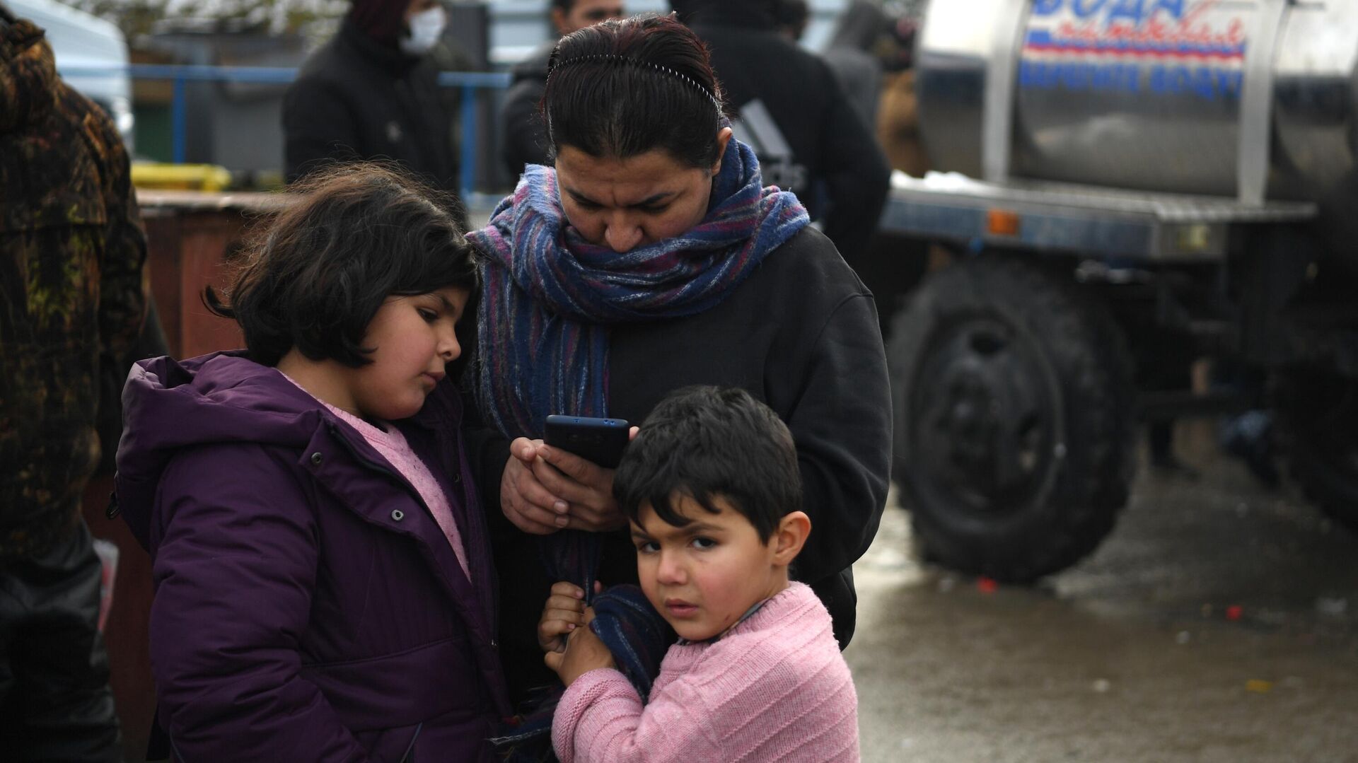 Женщина с детьми в центре временного содержания мигрантов, оборудованном в логистическом центре в пункте пропуска Брузги, на белорусско-польской границе0