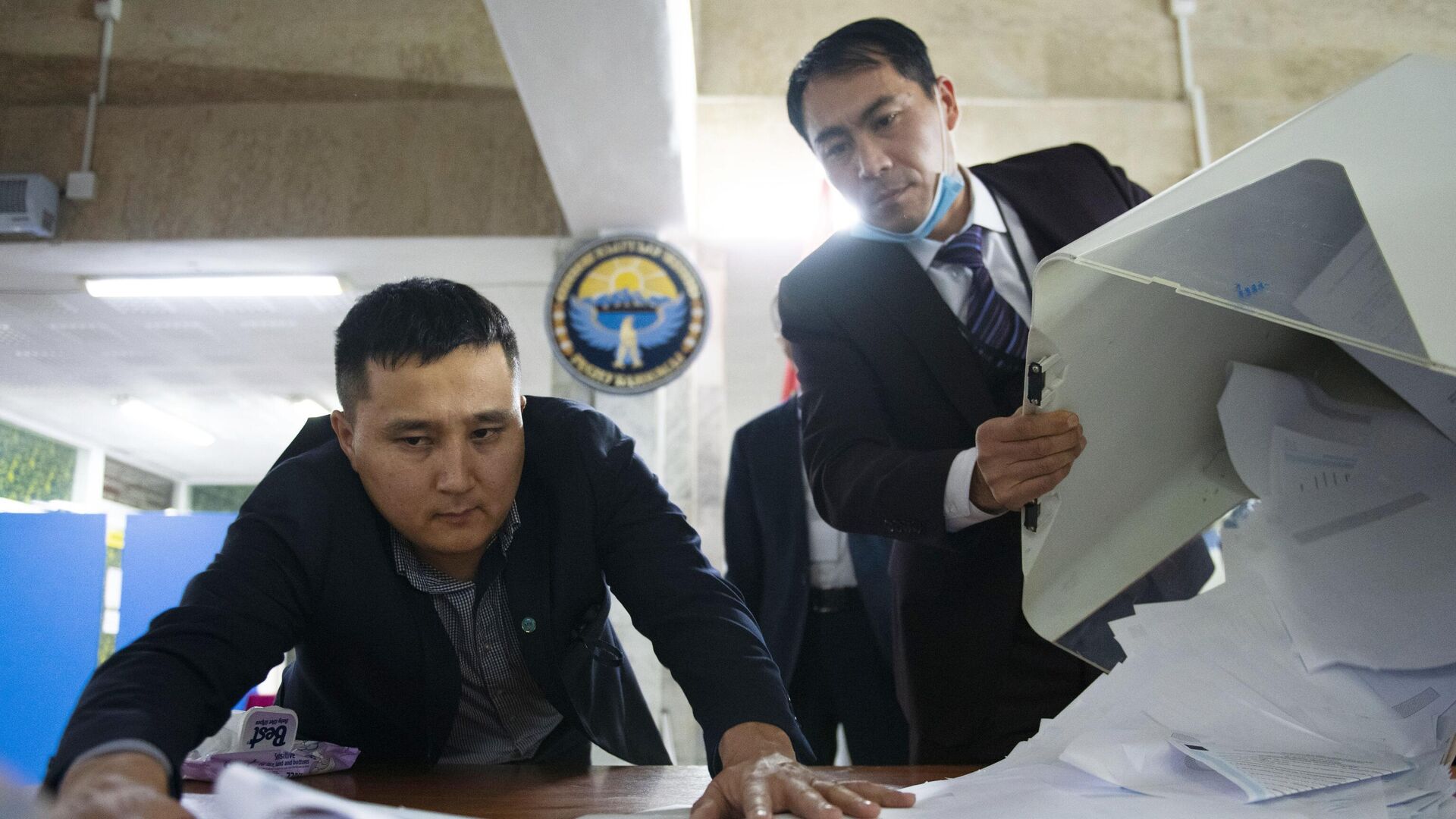 Члены избирательной комиссии подсчитывают бюллетени после закрытия избирательного участка №1213 во время парламентских выборов в Кыргызстане - РИА Новости, 1920, 30.11.2021