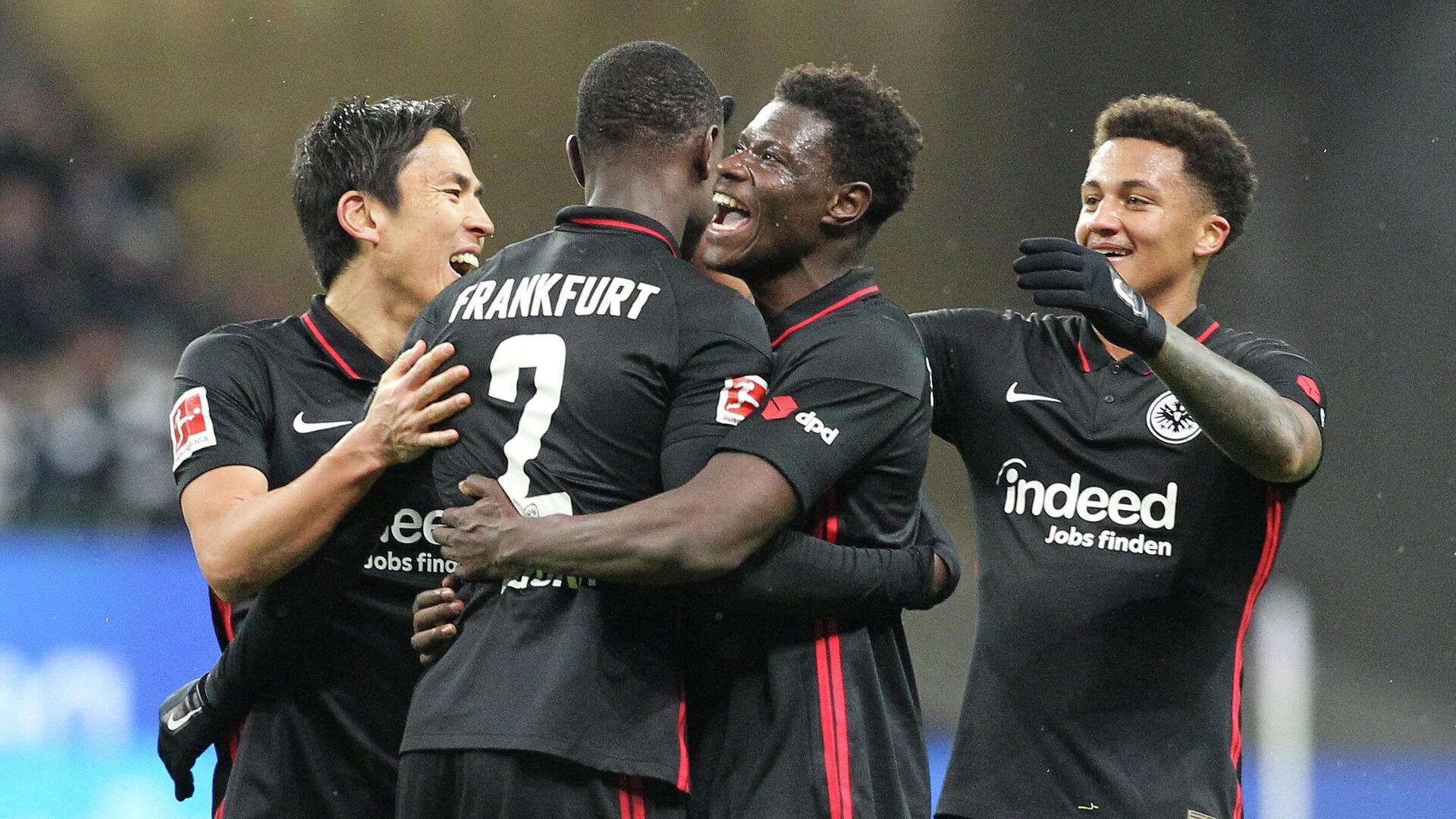 Frankfurt's French defender Evan N'Dicka (2L) celebrates with teammates after the German first division Bundesliga football match between Eintracht Frankfurt and 1 FC Union Berlin in Frankfurt, western Germany, on November 28, 2021.L (Photo by Daniel ROLAND / AFP) / DFL REGULATIONS PROHIBIT ANY USE OF PHOTOGRAPHS AS IMAGE SEQUENCES AND/OR QUASI-VIDEO - РИА Новости, 1920, 28.11.2021