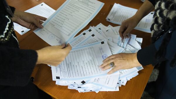 Члены избирательной комиссии подсчитывают бюллетени после закрытия избирательного участка №1213 во время парламентских выборов в Кыргызстане