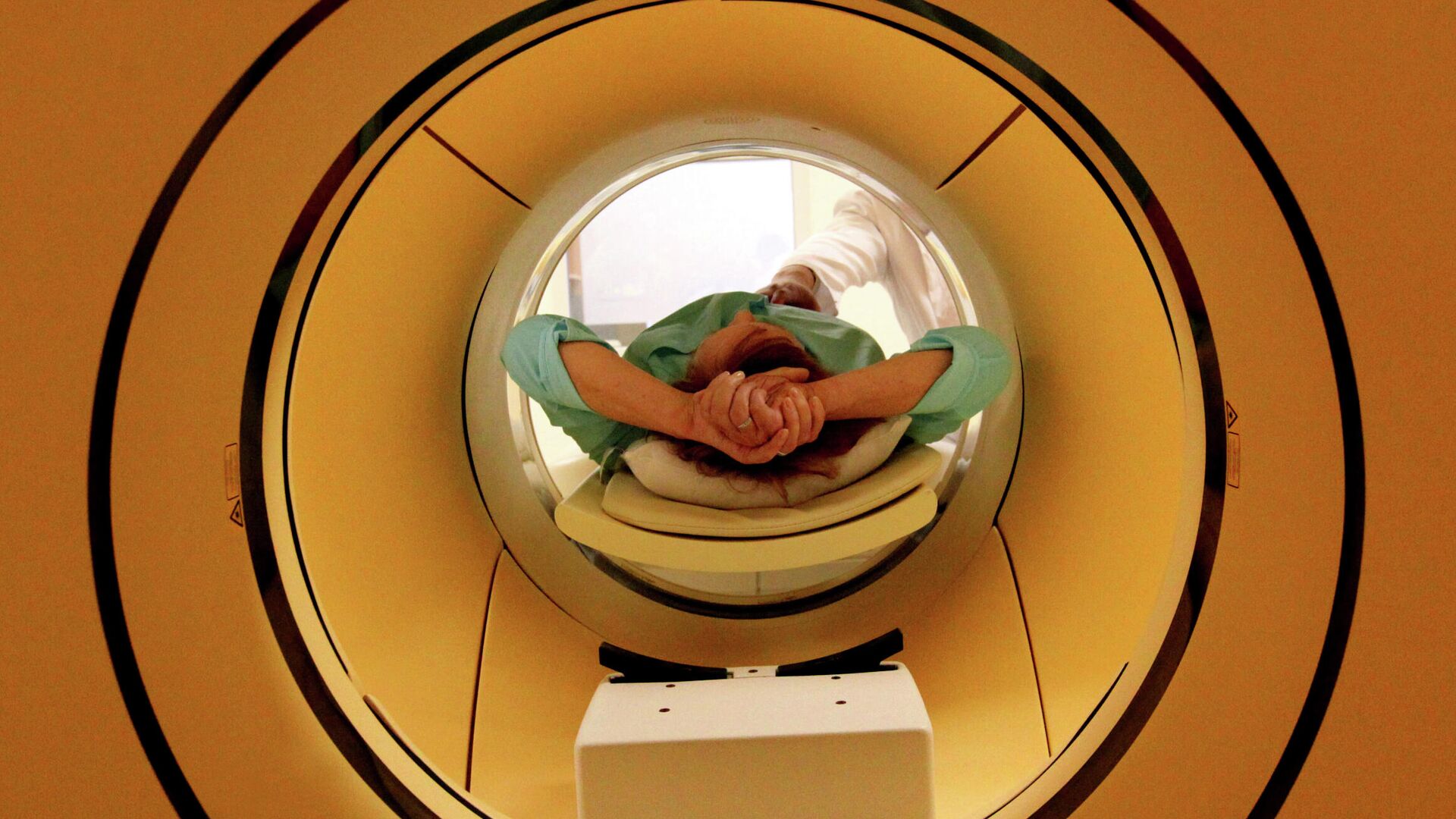 Пациент во время обследования c помощью совмещенного позитронно-эмиссионного и комьютерного томографа  - РИА Новости, 1920, 15.12.2021