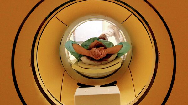 Пациент во время обследования c помощью совмещенного позитронно-эмиссионного и комьютерного томографа 