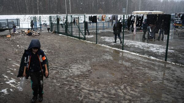 Мальчик в лагере мигрантов, оборудованном в логистическом центре в пункте пропуска Брузги на белорусско-польской границе
