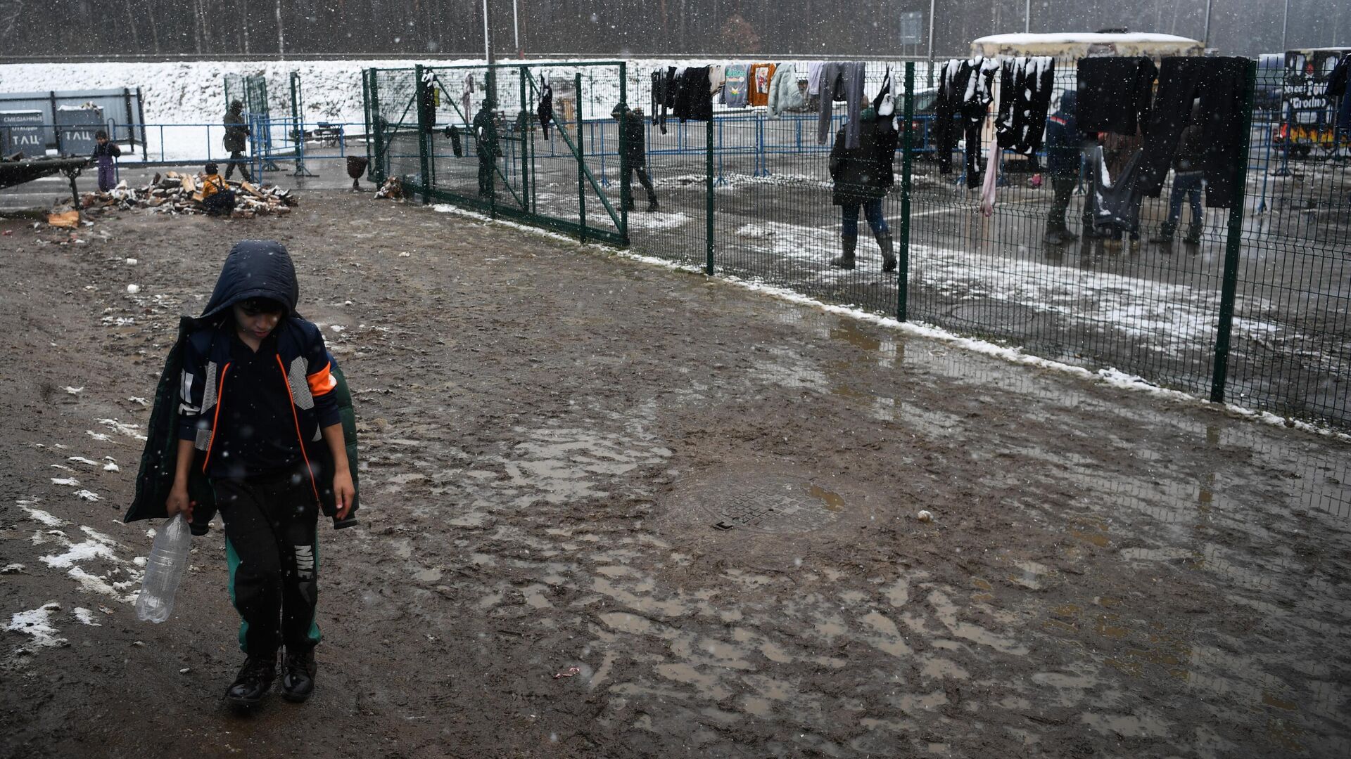 Мальчик в лагере мигрантов, оборудованном в логистическом центре в пункте пропуска Брузги на белорусско-польской границе - РИА Новости, 1920, 09.12.2021