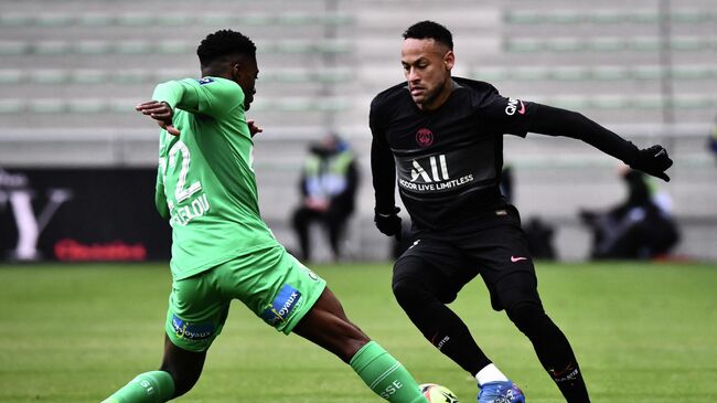 Paris Saint-Germain's Brazilian forward Neymar and Saint-Etienne's French defender Alpha Sissoko fight for the ball during the French L1 football match between AS Saint-Etienne and Paris Saint Fermain (PSG), at the Geoffroy-Guichard stadium in Saint-Etienne, central France, on November 28, 2021. (Photo by Jeff PACHOUD / AFP)