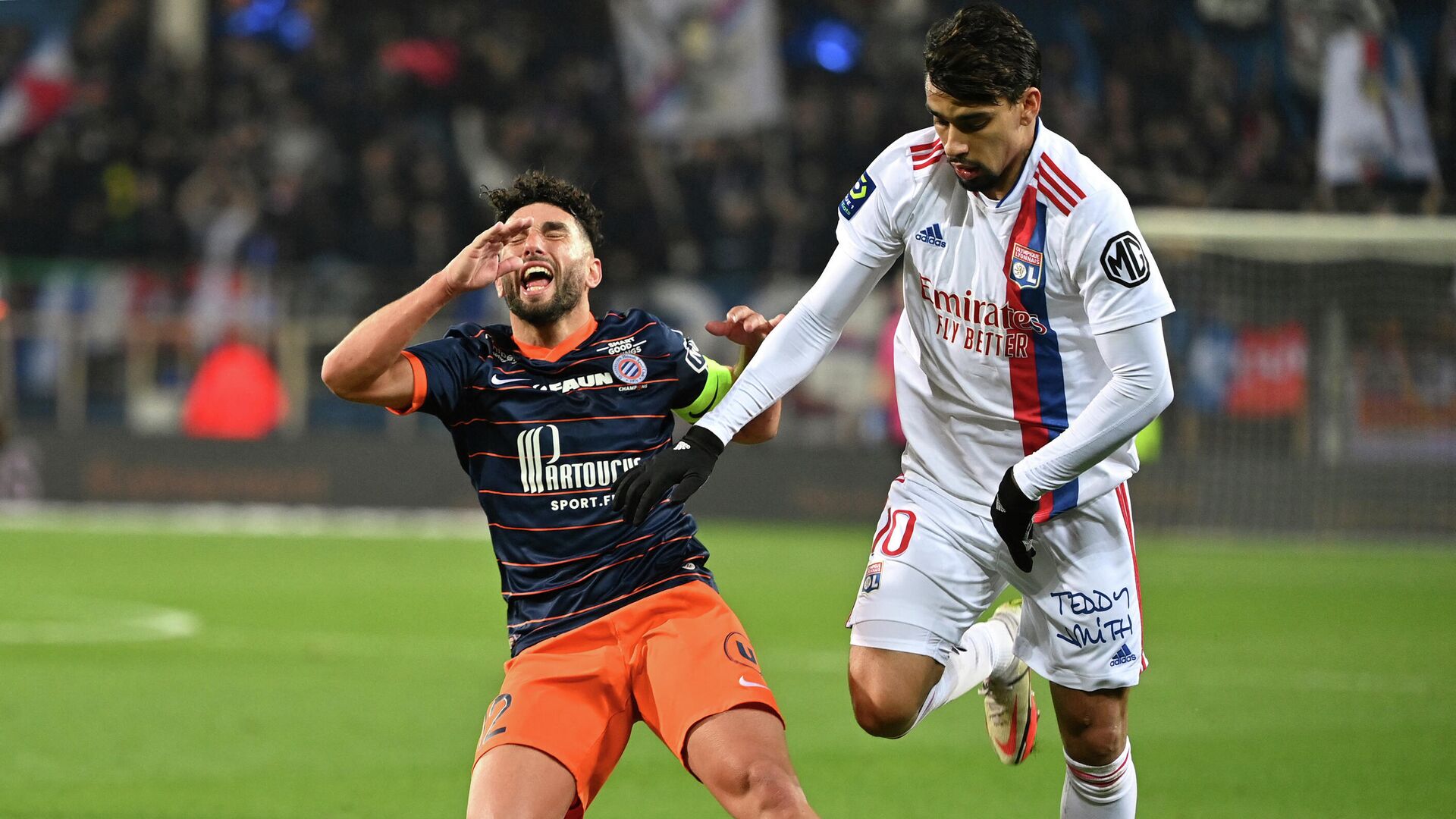 Montpellier's French midfielder Jordan Ferri (L) fights for the ball with Lyon's Brazilian midfielder Lucas Paqueta (R) during the French L1 football match between Montpellier Herault SC and OL Lyon at Stade de la Mosson in Montpellier, southern France, on November 28, 2021. (Photo by Pascal GUYOT / AFP) - РИА Новости, 1920, 28.11.2021