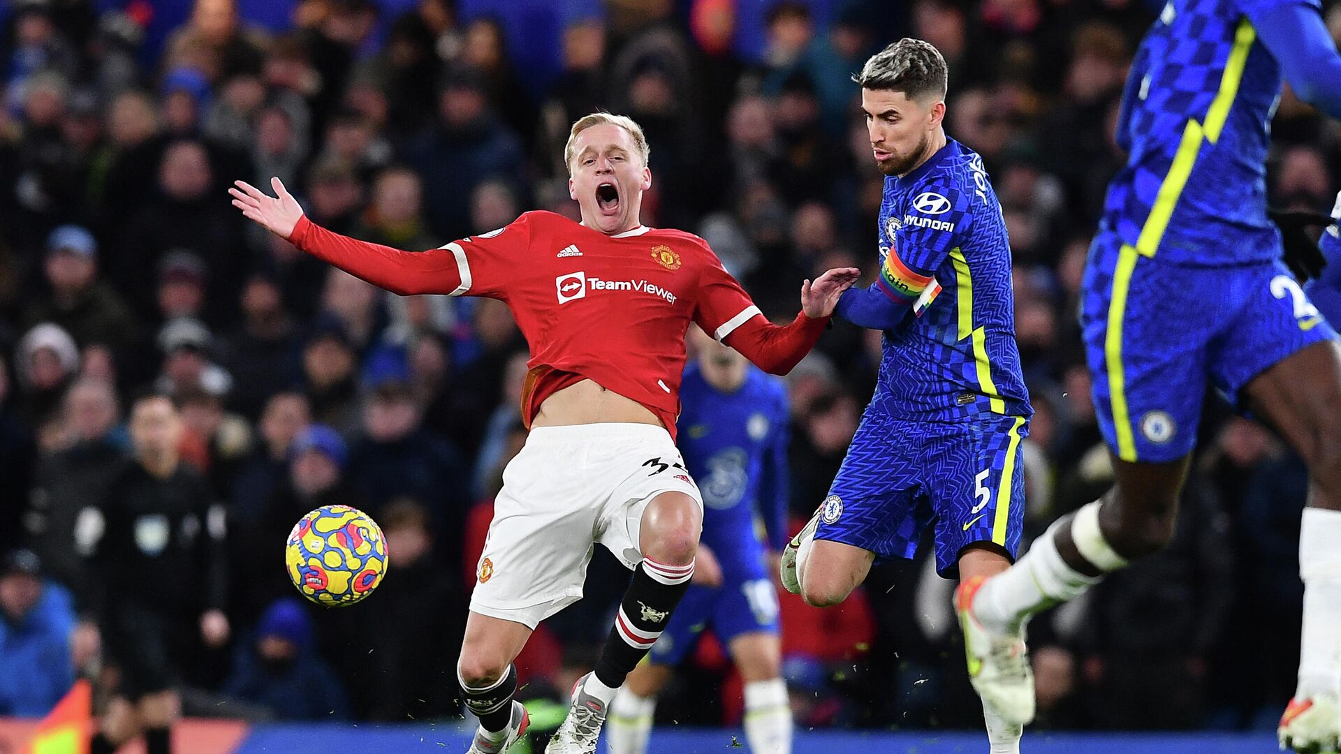 Chelsea's Italian midfielder Jorginho (R) fouls Manchester United's Dutch midfielder Donny van de Beek (C) during the English Premier League football match between Chelsea and Manchester United at Stamford Bridge in London on November 28, 2021. (Photo by Ben STANSALL / AFP) / RESTRICTED TO EDITORIAL USE. No use with unauthorized audio, video, data, fixture lists, club/league logos or 'live' services. Online in-match use limited to 120 images. An additional 40 images may be used in extra time. No video emulation. Social media in-match use limited to 120 images. An additional 40 images may be used in extra time. No use in betting publications, games or single club/league/player publications. /  - РИА Новости, 1920, 28.11.2021