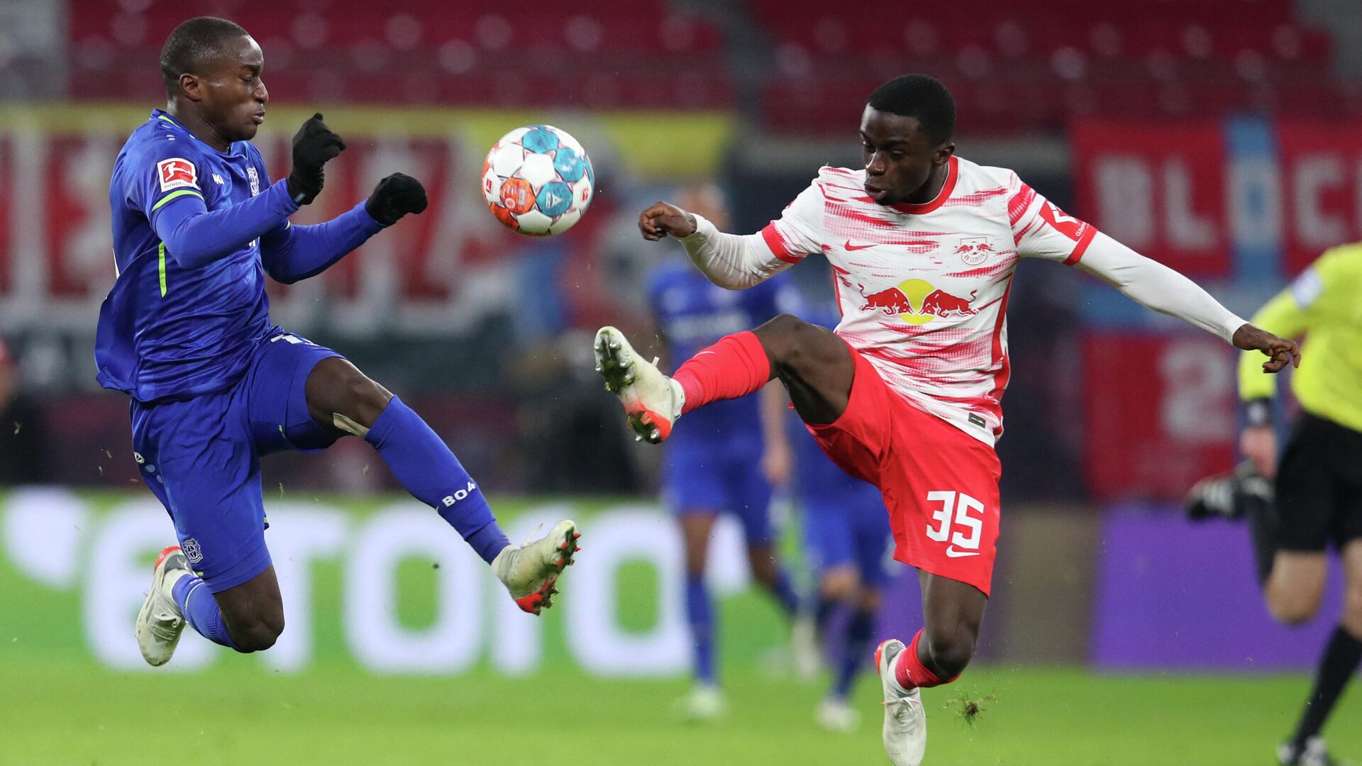 Leverkusen's French forward Moussa Diaby (L) and RB Leipzig's Dutch-Ghanaian defender Solomon Bonnah vie for the ball during the German first division Bundesliga football match between RB Leipzig and Bayer 04 Leverkusen in Leipzig, eastern Germany, on November 28, 2021. (Photo by Ronny HARTMANN / AFP) / DFL REGULATIONS PROHIBIT ANY USE OF PHOTOGRAPHS AS IMAGE SEQUENCES AND/OR QUASI-VIDEO - РИА Новости, 1920, 28.11.2021