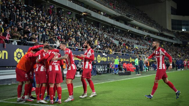 Atletico Madrid's Argentine forward Angel Correa celebrates after scoring a goal during the Spanish league football match between Cadiz CF and Club Atletico de Madrid at the Nuevo Mirandilla stadium in Cadiz on November 28, 2021. (Photo by JORGE GUERRERO / AFP)