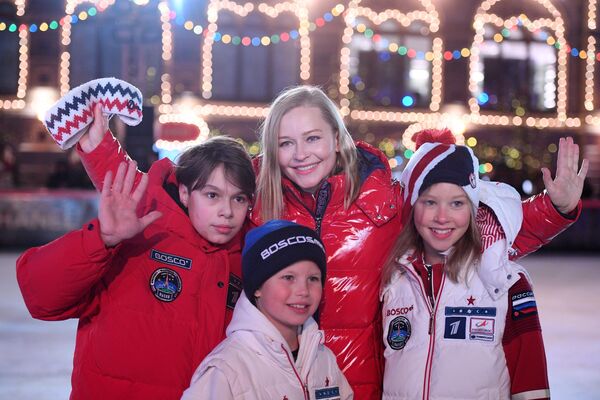  Актриса Юлия Пересильд с детьми на открытии ГУМ-катка на Красной площади.
