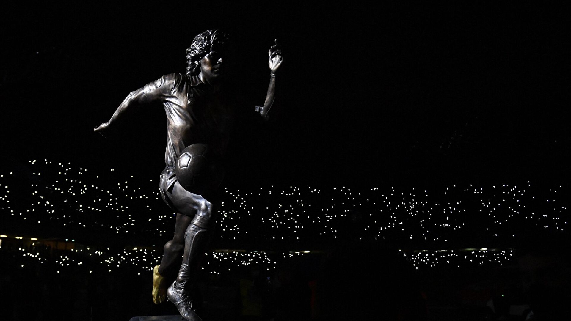 A bronze statue depicting  Argentinian football legend Diego Armando Maradona is displayed on the pitch ahead of the Italian Serie A football match between Naples (Napoli) and Lazio Rome at Diego-Armando-Maradona stadium in Naples, on November 28, 2021. - Naples is paying homage to Diego Maradona on the first anniversary of his death with three statues, two to be set up in the recently renamed Diego Armando Maradona football stadium and one already sitting in the city's National Archaeological Museum. (Photo by Alberto PIZZOLI / AFP) - РИА Новости, 1920, 28.11.2021