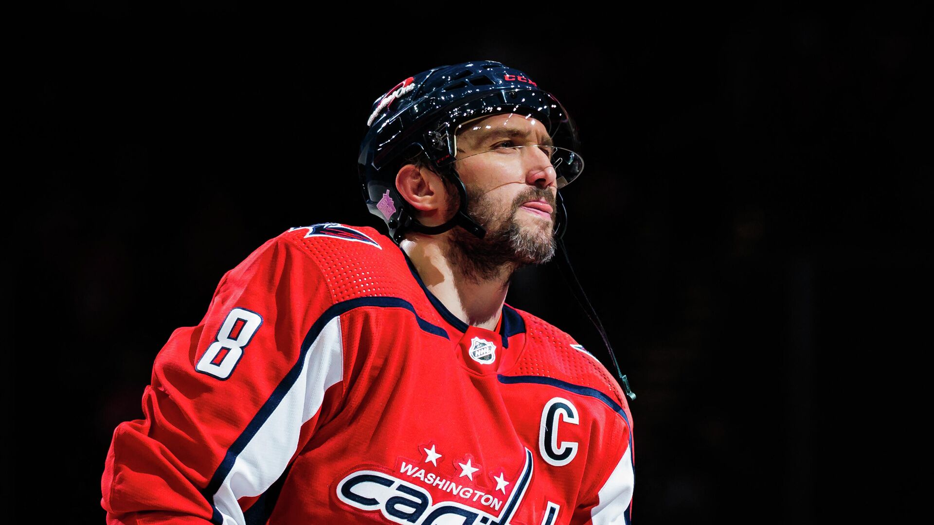 WASHINGTON, DC - NOVEMBER 24: Alex Ovechkin #8 of the Washington Capitals looks on after the game against the Montreal Canadiens at Capital One Arena on November 24, 2021 in Washington, DC.   Scott Taetsch/Getty Images/AFP (Photo by Scott Taetsch / GETTY IMAGES NORTH AMERICA / Getty Images via AFP) - РИА Новости, 1920, 28.11.2021