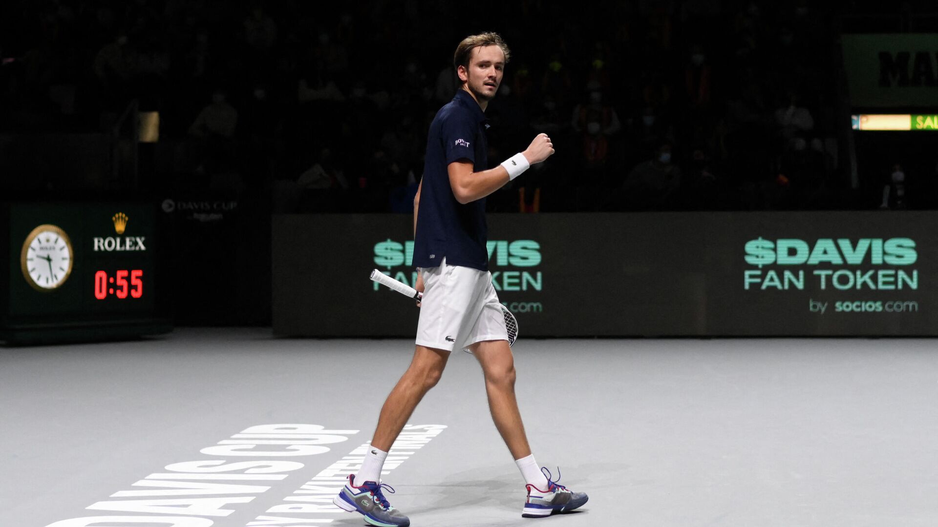 Russia's Daniil Medvedev reacts as he plays against Spain's Pablo Carreno Busta during the men's singles group stage tennis match between Spain and Russia of the Davis Cup tennis tournament at the Madrid arena in Madrid on November 28, 2021. (Photo by OSCAR DEL POZO / AFP) - РИА Новости, 1920, 29.11.2021