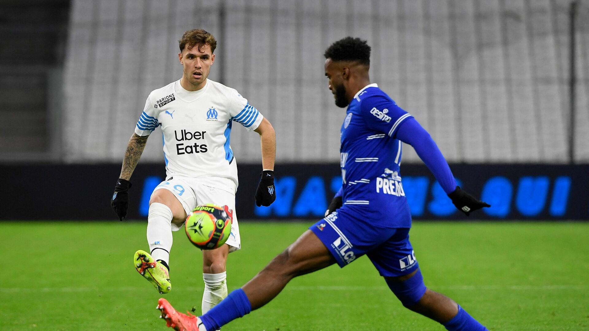 Marseille's Spanish defender Pol Lirola passes the ball during the French L1 football match between Olympique de Marseille and Troyes at the Velodrome Stadium in Marseille, southern France, on November 28, 2021. (Photo by Nicolas TUCAT / AFP) - РИА Новости, 1920, 29.11.2021