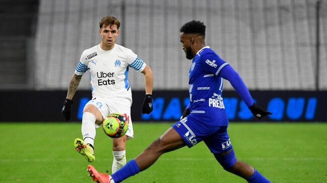 Marseille's Spanish defender Pol Lirola passes the ball during the French L1 football match between Olympique de Marseille and Troyes at the Velodrome Stadium in Marseille, southern France, on November 28, 2021. (Photo by Nicolas TUCAT / AFP)