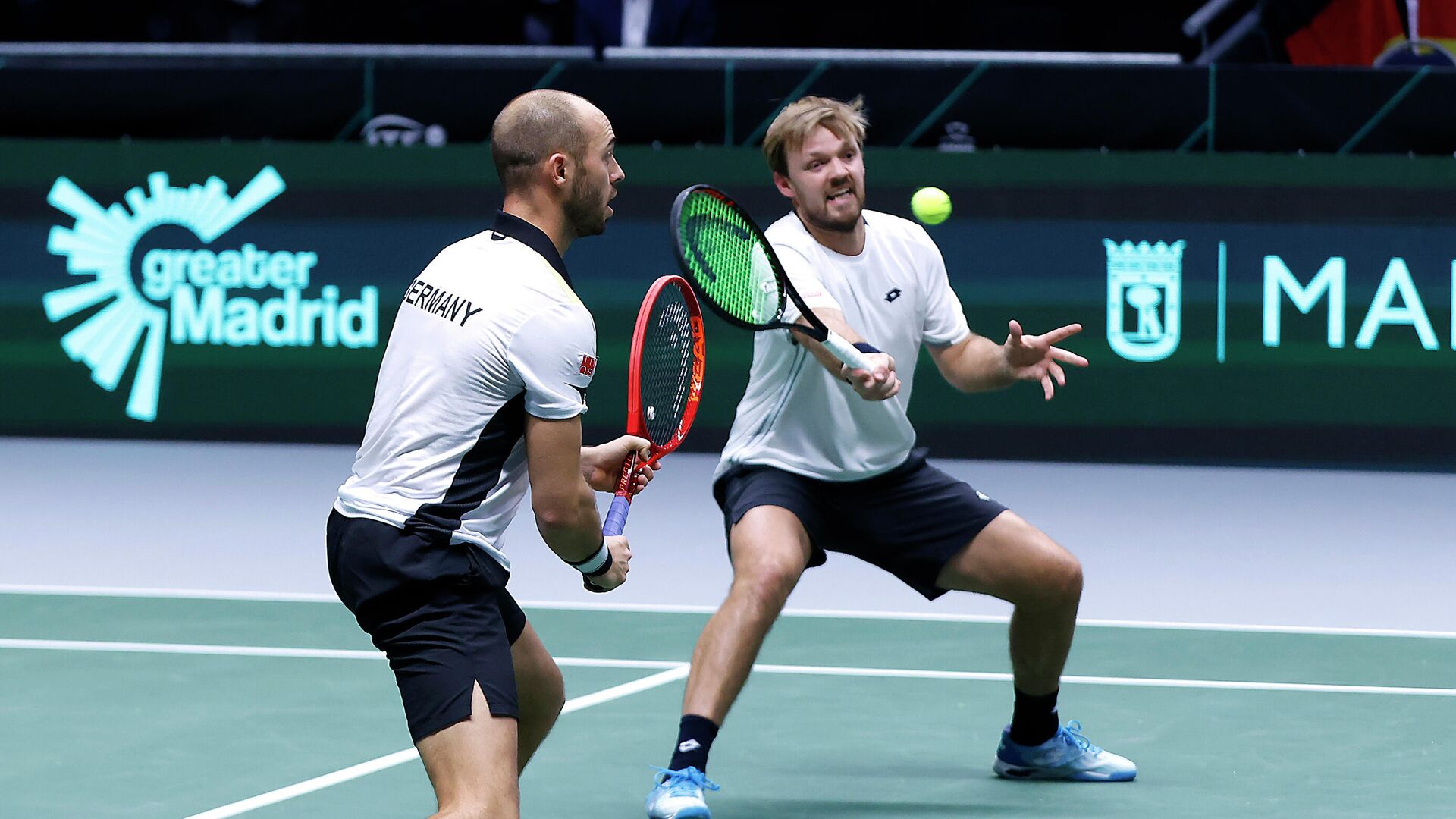 Tennis - Davis Cup Finals - Group F - Germany v Austria - Olympiahalle, Innsbruck, Austria - November 28, 2021  Germany's Kevin Krawietz and Tim Puetz in action during their doubles match against Austria's Oliver Marach and Philipp Oswald REUTERS/Leonhard Foeger - РИА Новости, 1920, 29.11.2021