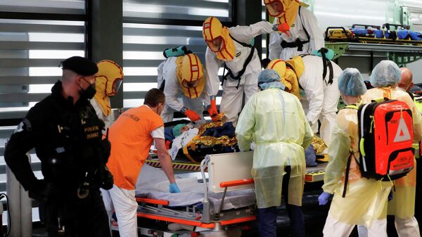 Медики доставляют пациента с коронавирусом в госпиталь в Праге