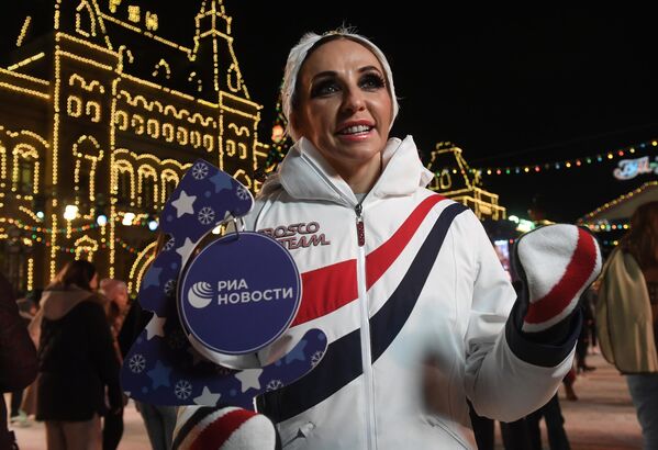 Двукратная чемпионка мира, олимпийская чемпионка в танцах на льду Татьяна Навка на открытии ГУМ-катка на Красной площади.
