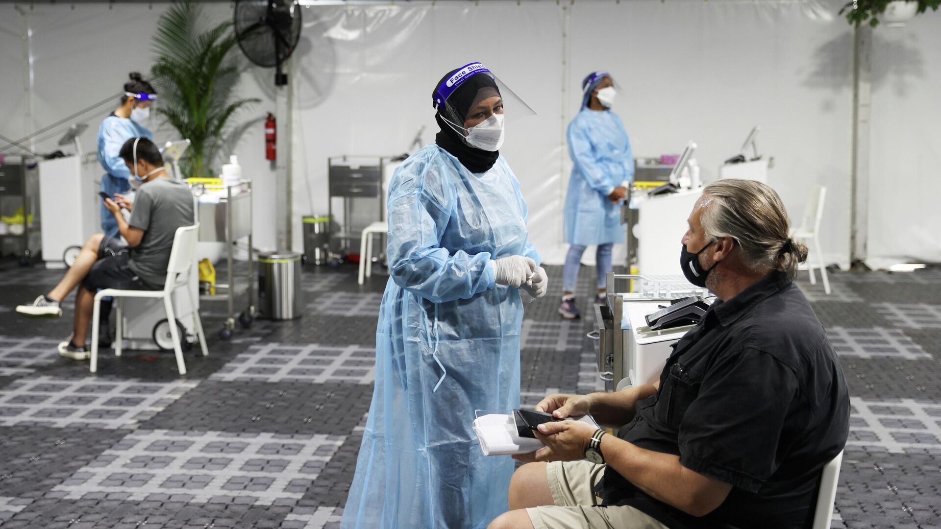 Путешественники проходят тесты на коронавирус (COVID-19) в аэропорту Сиднея - РИА Новости, 1920, 30.11.2021