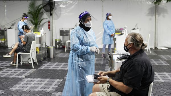 Путешественники проходят тесты на коронавирус (COVID-19) в аэропорту Сиднея
