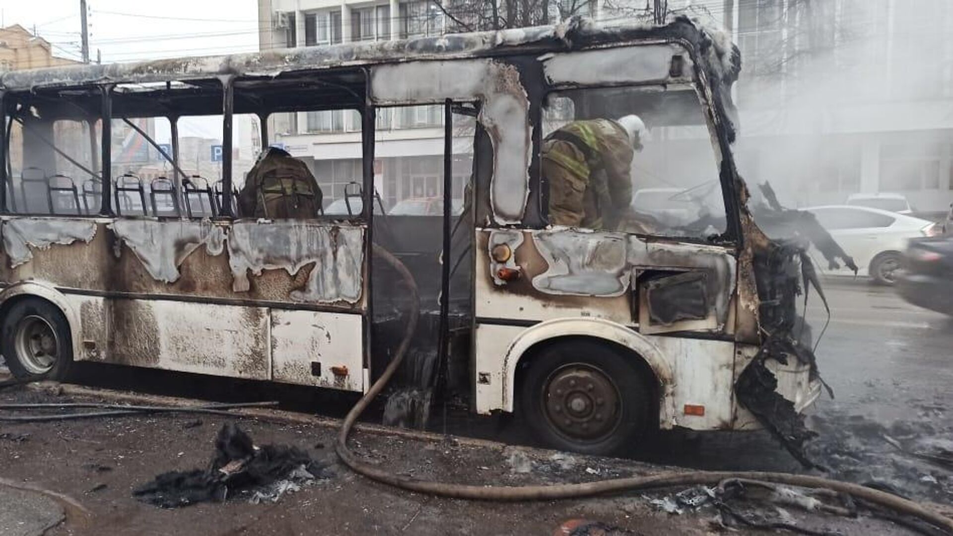 Автобус сгорел на улице Воровского в Кирове - РИА Новости, 1920, 29.11.2021