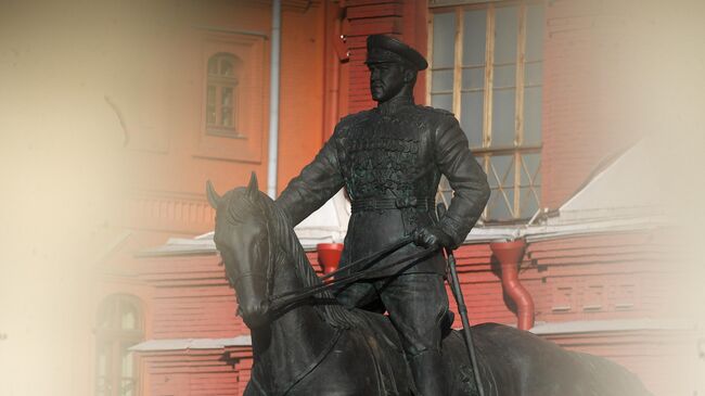 Памятник маршалу Георгию Жукову на Манежной площади в Москве