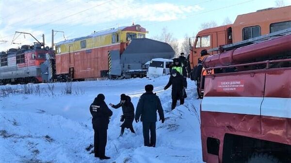 Автомобиль попал под снегоуборочный поезд на железнодорожном переезде в Тальменском районеа Алтайского края