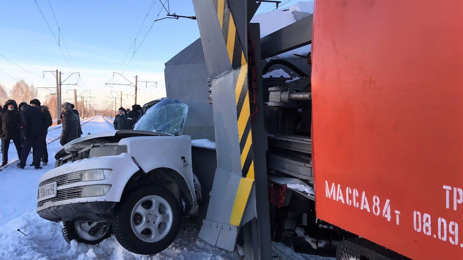 Автомобиль попал под снегоуборочный поезд на железнодорожном переезде в Тальменском районеа Алтайского края - РИА Новости, 1920, 29.11.2021