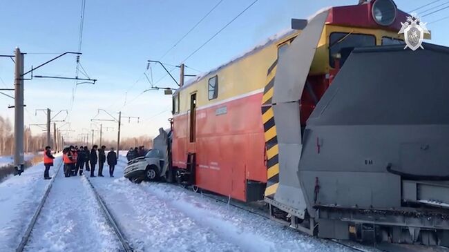 Автомобиль попал под снегоуборочный поезд на железнодорожном переезде в Тальменском районеа Алтайского края