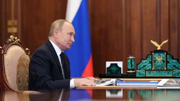 Президент РФ Владимир Путин во время встречи  с председателем совета директоров БТС-МОСТ Русланом Байсаровым