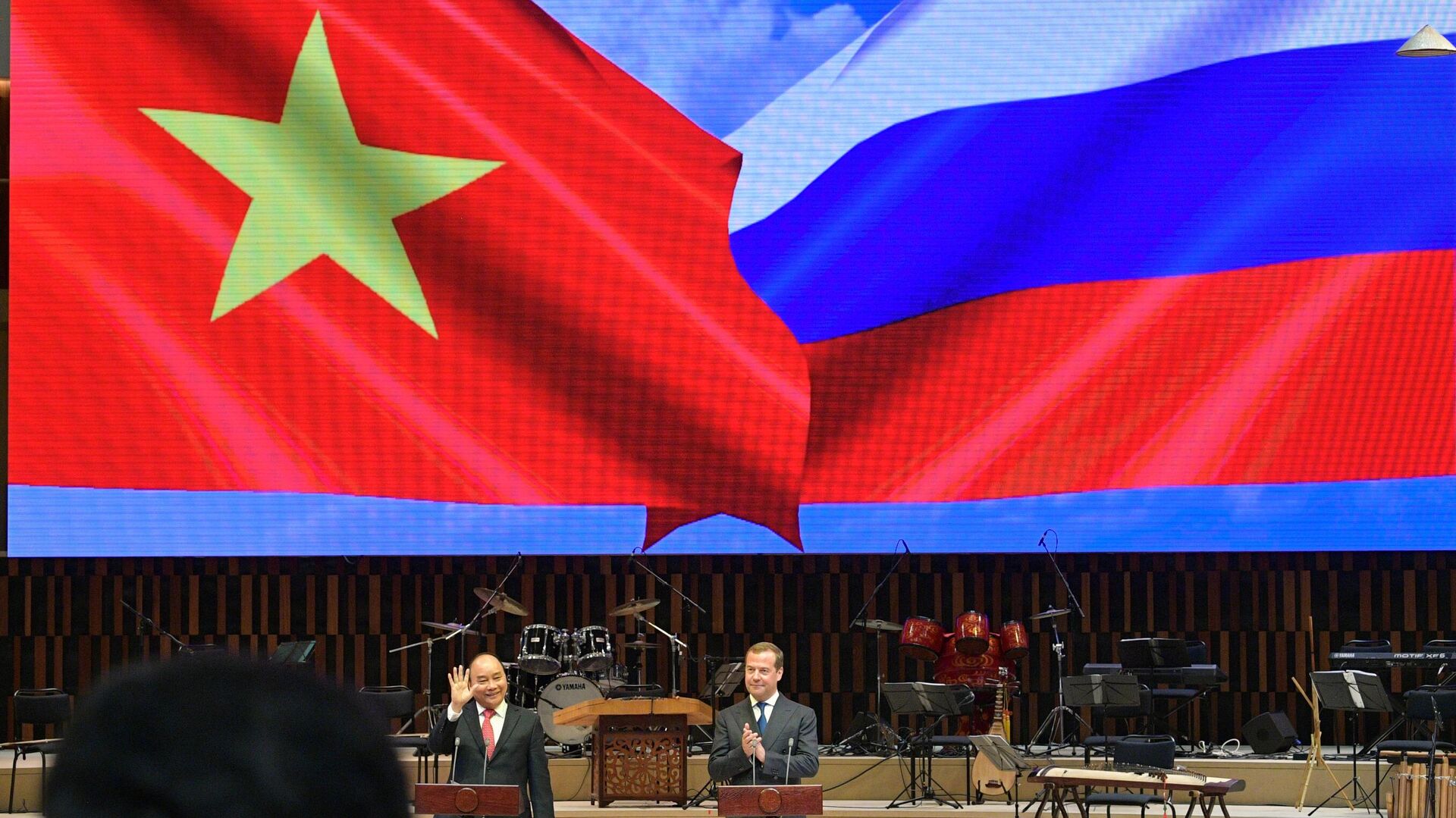 Председатель правительства РФ Дмитрий Медведев и премьер-министр Вьетнама Нгуен Суан Фук в концертном зале Зарядье - РИА Новости, 1920, 30.11.2021