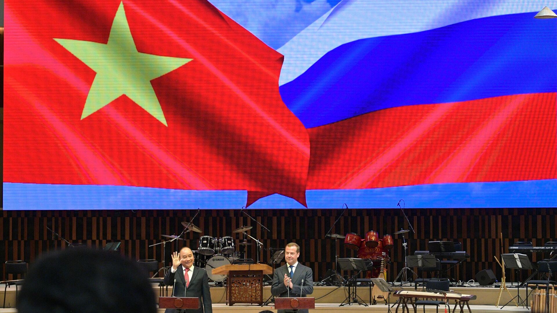 Председатель правительства РФ Дмитрий Медведев и премьер-министр Вьетнама Нгуен Суан Фук в концертном зале Зарядье - РИА Новости, 1920, 30.11.2021