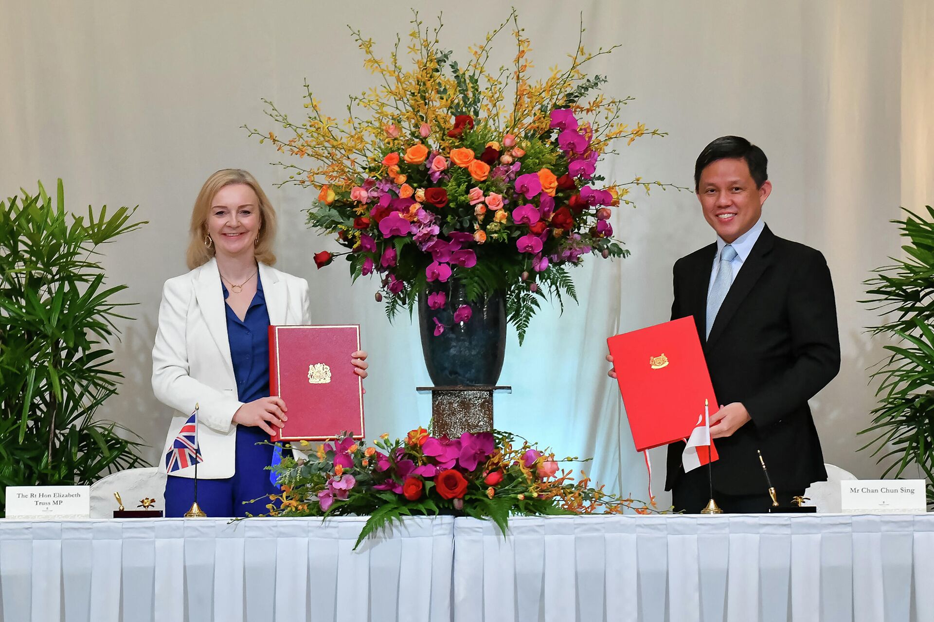 Министр международной торговли Великобритании Лиз Трасс (слева) и ее сингапурский коллега Чан Чун Синг подписывают соглашение о свободной торговле в Сингапуре - РИА Новости, 1920, 29.11.2021