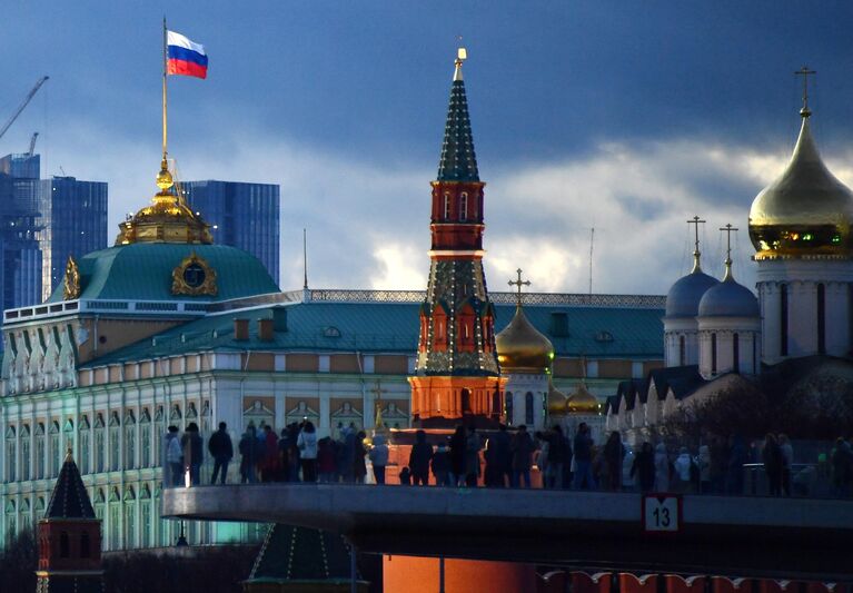 Люди на Парящем мосту в парке Зарядье в Москве