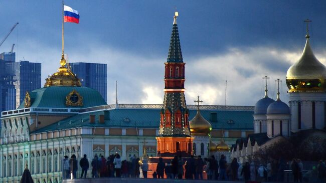 Люди на Парящем мосту в парке Зарядье в Москве