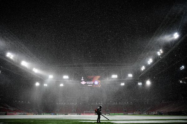 Сотрудник стадиона Открытие Арена убирают снег с поля перед началом матча группового этапа Лиги Европы УЕФА сезона 2021/2022 между ФК Спартак (Москва, Россия) и ФК Наполи (Неаполь, Италия)