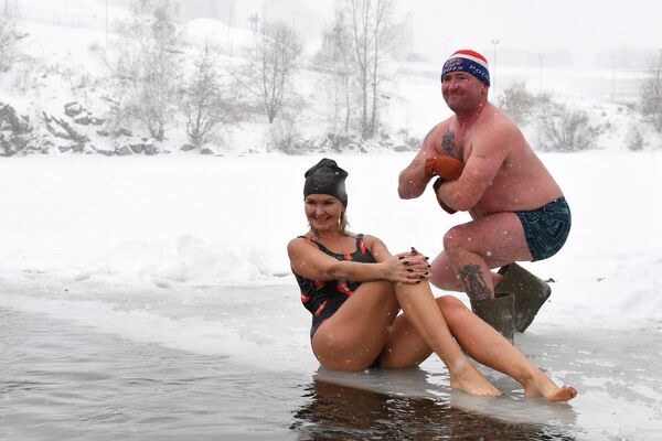 Любители закаливания и зимнего плавания на озере Блюдце в Новосибирске