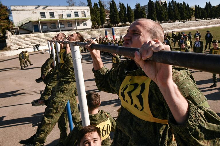 Участники во время соревнований по подтягиванию в рамках чемпионата Черноморского флота по военному троеборью в Севастополе