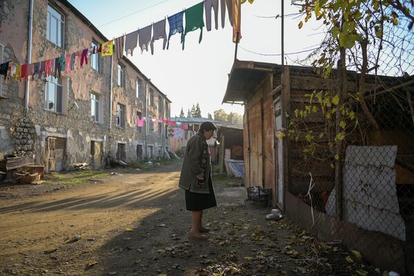 Женщина в одном из дворов города Степанакерта в Нагорном Карабахе
