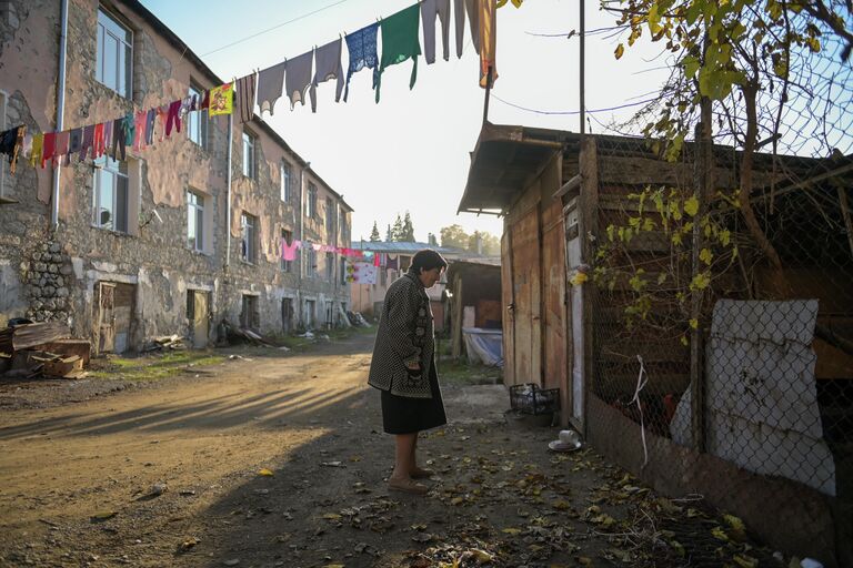 Женщина в одном из дворов города Степанакерта в Нагорном Карабахе