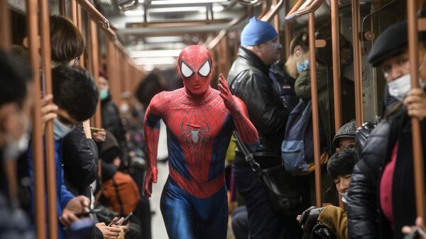 Блогер Устархан Бекмурзаев в образе человека-паука в вагоне московского метро