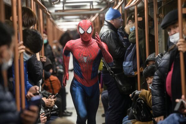 Блогер Устархан Бекмурзаев в образе человека-паука в вагоне московского метро
