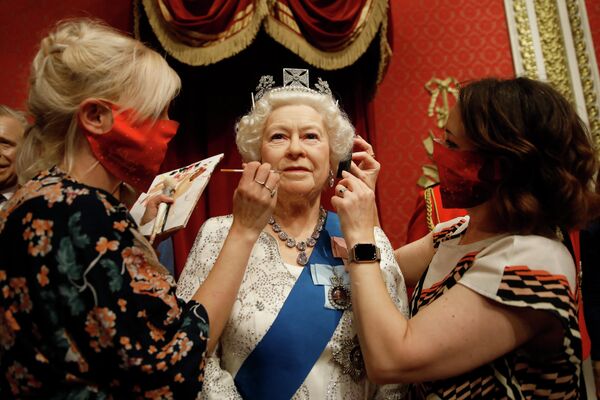 Художники завершают работу над восковой фигурой королевы Великобритании Елизаветы II