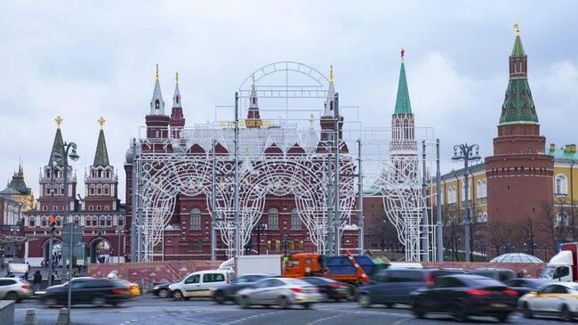 Завершается монтаж пяти светящихся арок в центре Москвы