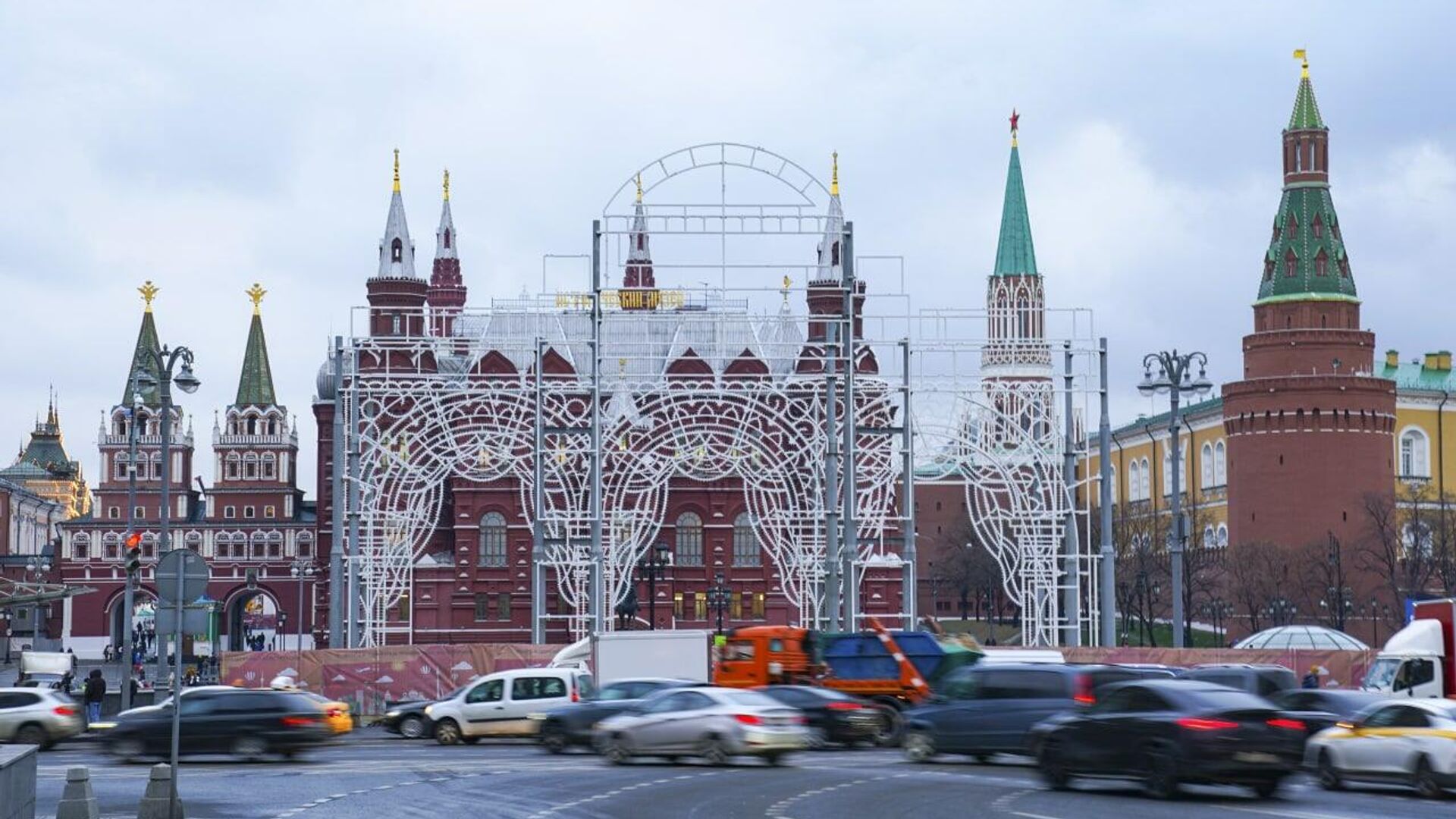 Завершается монтаж пяти светящихся арок в центре Москвы - РИА Новости, 1920, 24.11.2021