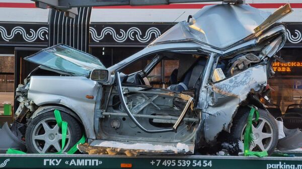 Последствия ДТП с участием автомобиля Honda и трамвая на Продольном проезде в Москве
