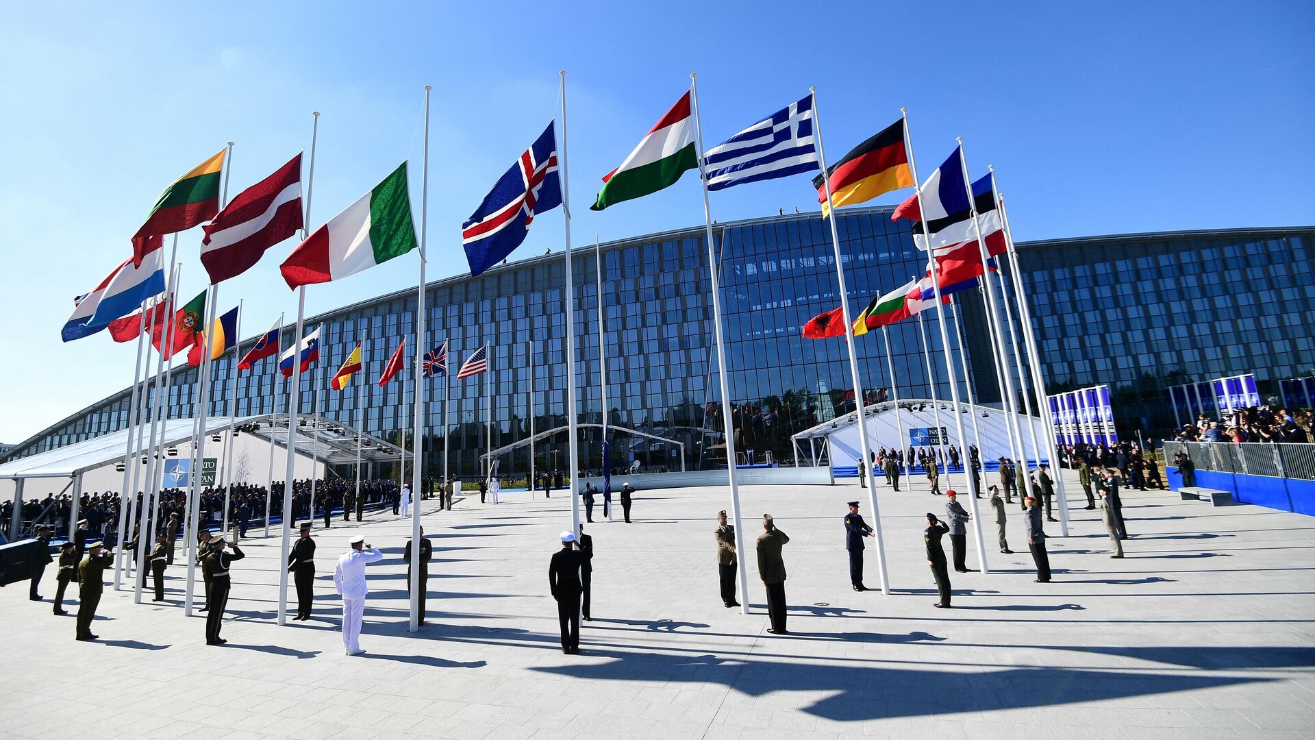 Флаги стран-участниц у штаб-квартиры НАТО в Брюсселе - РИА Новости, 1920, 29.11.2021